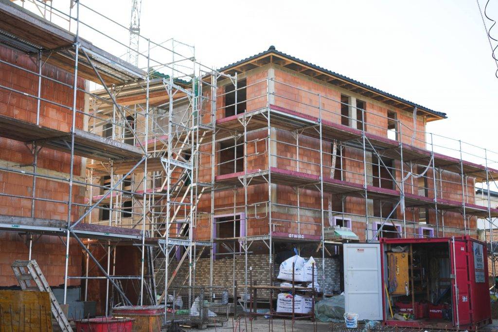 Aufnahme einer Baustelle in einem Neubaugebiet