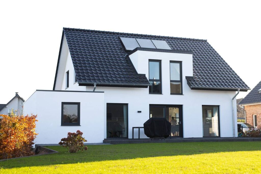 Referenzbild eines fertiggestellten Satteldachhauses.